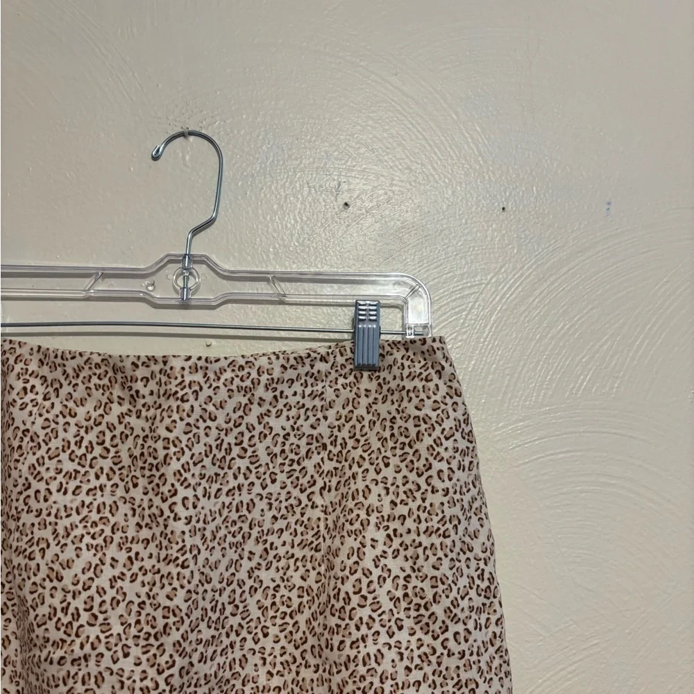 Elegant Leopard Print Pencil Skirt with Palm Detail - Picture 6 of 7